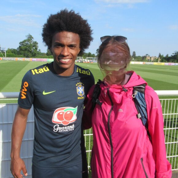 Brazil soccer jersey signed by Willian - Picture 7 of 7